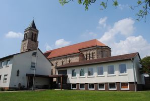 Von links: Pfarrhaus, Kirche, Pfarrheim in Rommerz (Mai 2012)